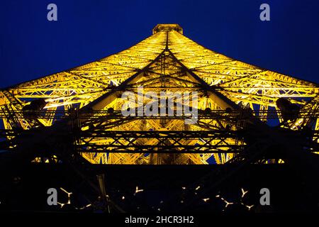 PARIGI, FRANCIA - 14 MAGGIO 2013: Questa è la vista della parte superiore della torre Eiffel nell'illuminazione notturna della sua retroilluminazione. Foto Stock