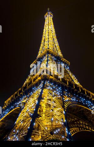 PARIGI, FRANCIA - 14 MAGGIO 2013: Questa è la vista della parte superiore della torre Eiffel nell'illuminazione notturna della sua retroilluminazione. Foto Stock