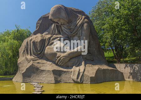 VOLGOGRAD, RUSSIA - 28 GIUGNO 2018: Scultura madre in lutto presso il complesso commemorativo della battaglia di Stalingrad al colle Mamayev a Vol Foto Stock