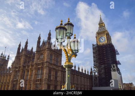 Londra, Regno Unito 31st dicembre 2021. Big ben ha suonato la sua campana per la prima volta in quattro anni alle 12. L'iconico monumento, ufficialmente chiamato Elizabeth Tower, è in fase di ristrutturazione dal 2017 e i lavori dovrebbero essere completati all'inizio del 2022. Big ben è dovuto suonare di nuovo la sua campana a mezzanotte per segnare il nuovo anno. Foto Stock