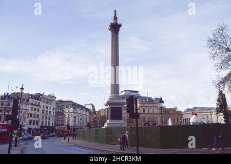 Londra, Regno Unito 31st dicembre 2021. Le alte barriere sono state erette intorno a Trafalgar Square per impedire che la gente si riunisca, poiché le celebrazioni di Capodanno sono annullate a causa della diffusione della variante Omicron del coronavirus. Foto Stock