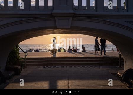 Melbourne, Australia 31 dic 2021, un paio di passeggiate lungo il litorale come i tramonti l'ultimo giorno del 2021, come le persone partecipano agli eventi intorno a Melbourne, in cui la gente ha visto nel nuovo anno festeggiando e bevendo con amici e fuochi d'artificio, con la speranza di un 2022 migliore! Credit: Michael Currie/Alamy Live News Foto Stock