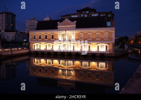 Vista notturna del canale e l'edificio comunale di amministrazione nel centro della città, Aveiro, Portogallo Foto Stock