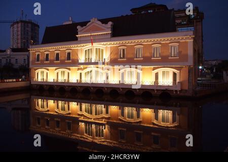 Vista notturna del canale e l'edificio comunale di amministrazione nel centro della città, Aveiro, Portogallo Foto Stock