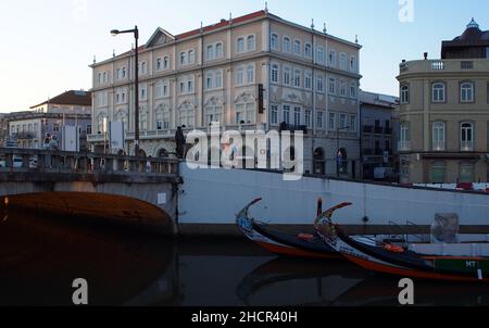 Vista serale del canale in ed edifici storici il centro della città, Aveiro, Portogallo Foto Stock