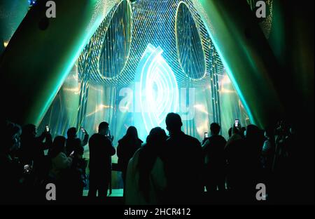 Shanghai. 31st Dic 2021. I visitatori guardano uno spettacolo di luci al 126th piano della Torre di Shanghai nella Shanghai della Cina orientale, il 31 dicembre 2021. Credit: Fang Zhe/Xinhua/Alamy Live News Foto Stock