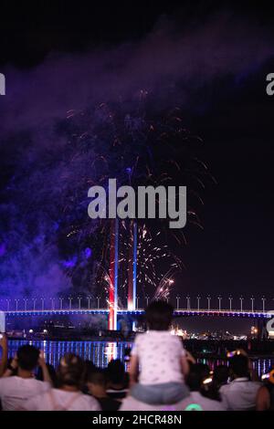 Melbourne, Australia 31 dicembre 2021, i fuochi d'artificio scoppiarono vicino al Bolte Bridge presso i Docklands durante gli eventi intorno a Melbourne, durante i quali la gente ha visto nel nuovo anno festeggiando e bevendo con amici e fuochi d'artificio, con la speranza di un 2022 migliore! Credit: Michael Currie/Alamy Live News Foto Stock