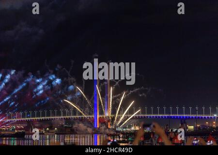 Melbourne, Australia 31 dicembre 2021, i fuochi d'artificio scoppiarono vicino al Bolte Bridge presso i Docklands durante gli eventi intorno a Melbourne, durante i quali la gente ha visto nel nuovo anno festeggiando e bevendo con amici e fuochi d'artificio, con la speranza di un 2022 migliore! Credit: Michael Currie/Alamy Live News Foto Stock