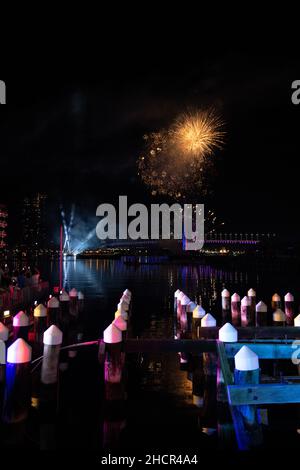 Melbourne, Australia 31 dicembre 2021, i fuochi d'artificio scoppiarono vicino al Bolte Bridge presso i Docklands durante gli eventi intorno a Melbourne, durante i quali la gente ha visto nel nuovo anno festeggiando e bevendo con amici e fuochi d'artificio, con la speranza di un 2022 migliore! Credit: Michael Currie/Alamy Live News Foto Stock