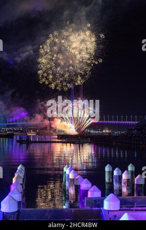 Melbourne, Australia 31 dicembre 2021, i fuochi d'artificio scoppiarono vicino al Bolte Bridge presso i Docklands durante gli eventi intorno a Melbourne, durante i quali la gente ha visto nel nuovo anno festeggiando e bevendo con amici e fuochi d'artificio, con la speranza di un 2022 migliore! Credit: Michael Currie/Alamy Live News Foto Stock