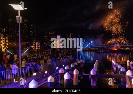 Melbourne, Australia 31 dicembre 2021, i fuochi d'artificio scoppiarono vicino al Bolte Bridge presso i Docklands durante gli eventi intorno a Melbourne, durante i quali la gente ha visto nel nuovo anno festeggiando e bevendo con amici e fuochi d'artificio, con la speranza di un 2022 migliore! Credit: Michael Currie/Alamy Live News Foto Stock