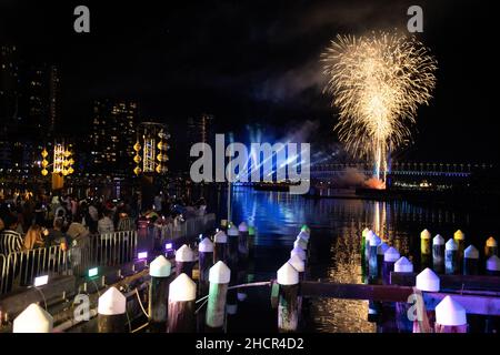 Melbourne, Australia 31 dicembre 2021, i fuochi d'artificio scoppiarono vicino al Bolte Bridge presso i Docklands durante gli eventi intorno a Melbourne, durante i quali la gente ha visto nel nuovo anno festeggiando e bevendo con amici e fuochi d'artificio, con la speranza di un 2022 migliore! Credit: Michael Currie/Alamy Live News Foto Stock