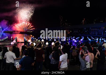 Melbourne, Australia 31 dicembre 2021, i fuochi d'artificio scoppiarono vicino al Bolte Bridge presso i Docklands durante gli eventi intorno a Melbourne, durante i quali la gente ha visto nel nuovo anno festeggiando e bevendo con amici e fuochi d'artificio, con la speranza di un 2022 migliore! Credit: Michael Currie/Alamy Live News Foto Stock