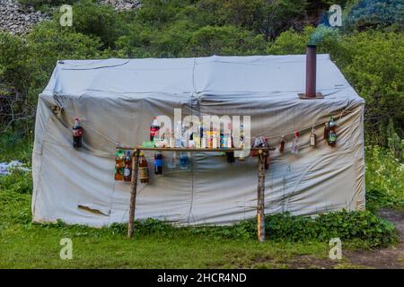 ALA KUL, KIRGHIZISTAN - 16 LUGLIO 2018: Bar in un campo turistico vicino al lago di Ala Kul in Kirghizistan Foto Stock