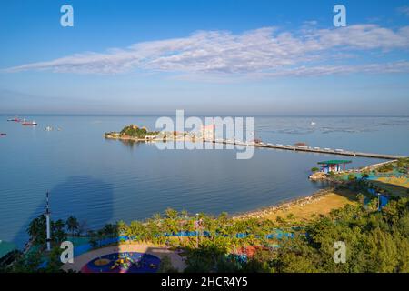 Vista aerea del famoso punto di riferimento, l'isola galleggiante in Sriracha, Chonburi, Thailandia in una giornata di sole Foto Stock