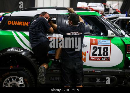 218 Seaidan Yasir (sau), Kuzmich Alexey (rus), YBS-X-RAID, Mini John Cooper Works Rally, Auto FIA T1/T2, ambiance durante il Dakar 29's Administrative and Technical scrutinio, dal 31 al 2022 dicembre a Jeddah, Arabia Saudita - Foto Julien Delfosse / DPPI Foto Stock