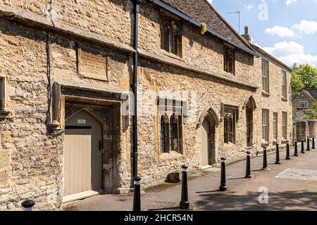 Il Warwick Almshouses medievale nella città Cotswold di Burford, Oxfordshire Regno Unito Foto Stock