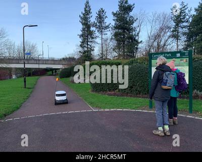 Robot Grocery Delivery Campbell Park Wolverton Milton Keynes Regno Unito viaggio consegnare consegna batteria elettrica tipo di orologio guardare nuovo stile percorso Coop Foto Stock