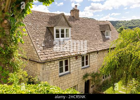 'Recreation Cottage' un tradizionale edificio in pietra a 18th C con un tetto piastrellato in pietra e finestre dormer nel villaggio Cotswold di Slad, Gloucestershire. Foto Stock