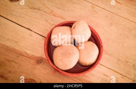 rosogolla in gur di nolen o rasgulla servita su piatto. spugnoso dolce tradizionale indiano bengalese fatto da formaggio casolare e gelificazione. speciale inverno de Foto Stock