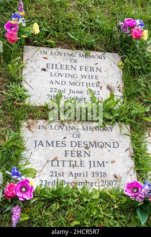 Memoriali a Jim Fern e sua moglie Eileen nel cortile nel villaggio Cotswold di Slad, Gloucestershire Regno Unito Jim era un contemporaneo di Laurie Lee Foto Stock