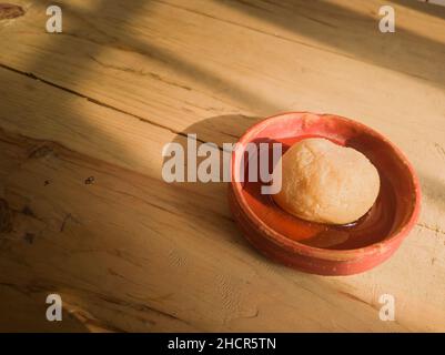 rosogolla in gur di nolen o rasgulla servita su piatto. spugnoso dolce tradizionale indiano bengalese fatto da formaggio casolare e gelificazione. speciale inverno de Foto Stock