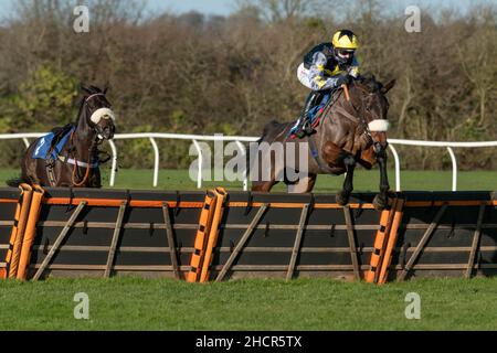 Harry Cobden in sella a Rainyday Woman per vincere a Wincanton Dicembre 2nd 2021 Foto Stock