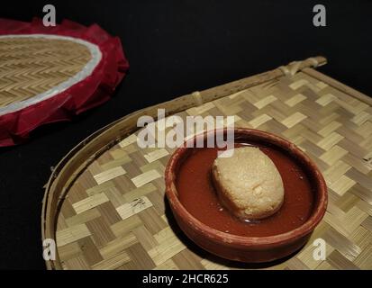 rosogolla in gur di nolen o rasgulla servita su piatto. spugnoso dolce tradizionale indiano bengalese fatto da formaggio casolare e gelificazione. speciale inverno de Foto Stock