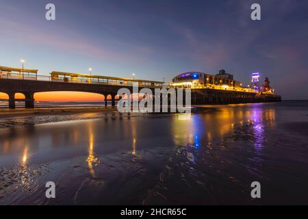 Inghilterra, Dorset, Bournemouth, Bournmouth Beach e Pier at Dawn Foto Stock