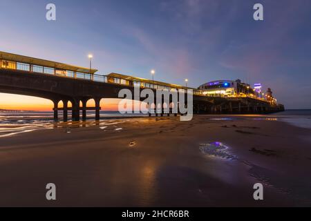 Inghilterra, Dorset, Bournemouth, Bournmouth Beach e Pier at Dawn Foto Stock