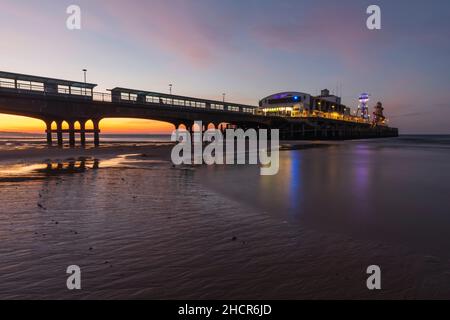 Inghilterra, Dorset, Bournemouth, Bournmouth Beach e Pier at Dawn Foto Stock