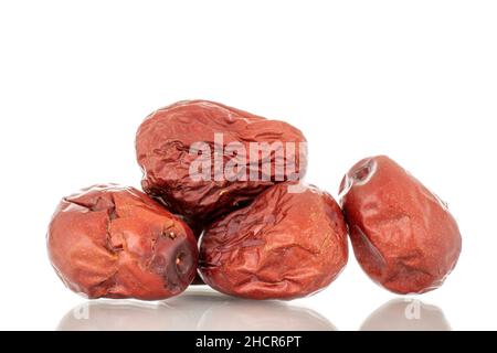 Diverse bacche secche di ziziphus, primo piano, isolate su bianco. Foto Stock