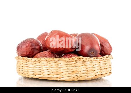 Diverse bacche di ziziphus secchi con piatti di paglia, primo piano, isolato su bianco. Foto Stock