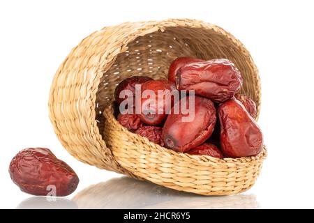 Diverse bacche di ziziphus secchi con piatti di paglia, primo piano, isolato su bianco. Foto Stock