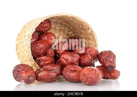 Diverse bacche di ziziphus secchi con piatti di paglia, primo piano, isolato su bianco. Foto Stock