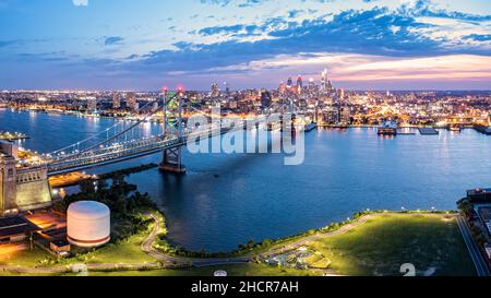 Panorama aereo con il ben Franklin Bridge e lo skyline di Philadelphia Foto Stock