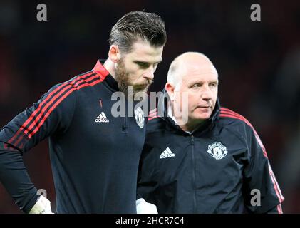 Old Trafford, Manchester, Regno Unito. 30th Dic 2021. Premier League Football Manchester United Versus Burnley; Manchester United Goalkeeping coach Richard Hartis con il portiere del Manchester United David De Gea Credit: Action Plus Sports/Alamy Live News Foto Stock