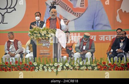 Ayodhya, India, 31 dicembre 2021: Il ministro interno dell'Unione Amit Shah si rivolge durante un raduno come parte della campagna elettorale del partito Bharatiya Janata (BJP) in vista di 2022 SONDAGGI di assemblea IN AYODHYA. Credit: Sumit Saraswat/Alamy Live News Foto Stock