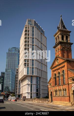 UK, England, Manchester, Castlefield, A56 Chester Road, Ex chiesa congregazionale a Castle Wharf sviluppo e Deansgate sud torri Foto Stock
