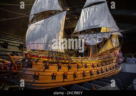 Stoccolma, Svezia - 25 giugno 2016: Museo Vasa, Vasamuseet, interno del museo con una nave da guerra ben conservata del 17th secolo Vasa, che affondò sul suo primo vo Foto Stock