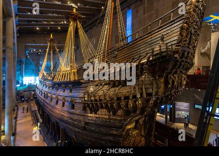 Stoccolma, Svezia - 25 giugno 2016: Museo Vasa, Vasamuseet, interno del museo con una nave da guerra ben conservata del 17th secolo Vasa, che affondò sul suo primo vo Foto Stock