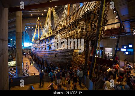 Stoccolma, Svezia - 25 giugno 2016: Museo Vasa, Vasamuseet, interno del museo con una nave da guerra ben conservata del 17th secolo Vasa, che affondò sul suo primo vo Foto Stock