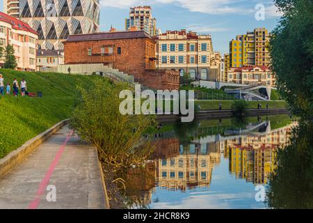 EKATERINBURG, RUSSIA - 3 LUGLIO 2018: Riva del fiume Iset a Ekaterinburg, Russia Foto Stock