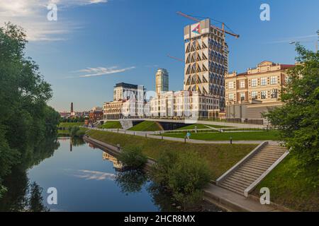 EKATERINBURG, RUSSIA - 3 LUGLIO 2018: Riva del fiume Iset a Ekaterinburg, Russia Foto Stock