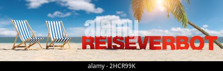 Reiseverbot (tedesco per: Divieto di viaggio nel coronavirus pandemic) concetto con slogan sulla spiaggia con sdraio, palme e cielo blu Foto Stock