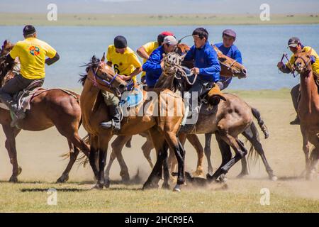 CANZONE KOL, KIRGHIZISTAN - 25 LUGLIO 2018: Gli abitanti del luogo giocano kok boru ulak tartysh , tradizionale gioco di cavalli, con una carcassa di capra, al National Horse Games Fes Foto Stock