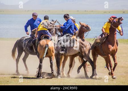 CANZONE KOL, KIRGHIZISTAN - 25 LUGLIO 2018: Gli abitanti del luogo giocano kok boru ulak tartysh , tradizionale gioco di cavalli, con una carcassa di capra, al National Horse Games Fes Foto Stock