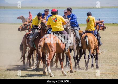 CANZONE KOL, KIRGHIZISTAN - 25 LUGLIO 2018: Gli abitanti del luogo giocano kok boru ulak tartysh , tradizionale gioco di cavalli, con una carcassa di capra, al National Horse Games Fes Foto Stock