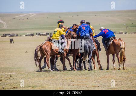 CANZONE KOL, KIRGHIZISTAN - 25 LUGLIO 2018: Gli abitanti del luogo giocano kok boru ulak tartysh , tradizionale gioco di cavalli, con una carcassa di capra, al National Horse Games Fes Foto Stock