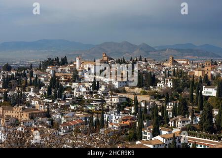 ALHAMBRA PALACE GRANADA ANDALUSIA SPAGNA GENERALIFE EDIFICIO VISTA DA MIRADOR ATTRAVERSO LE CASE DELLA CITTÀ VECCHIA DI GRANADA Foto Stock